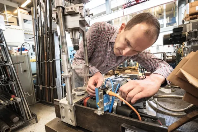 Man som arbetar i laboratorium. Foto.